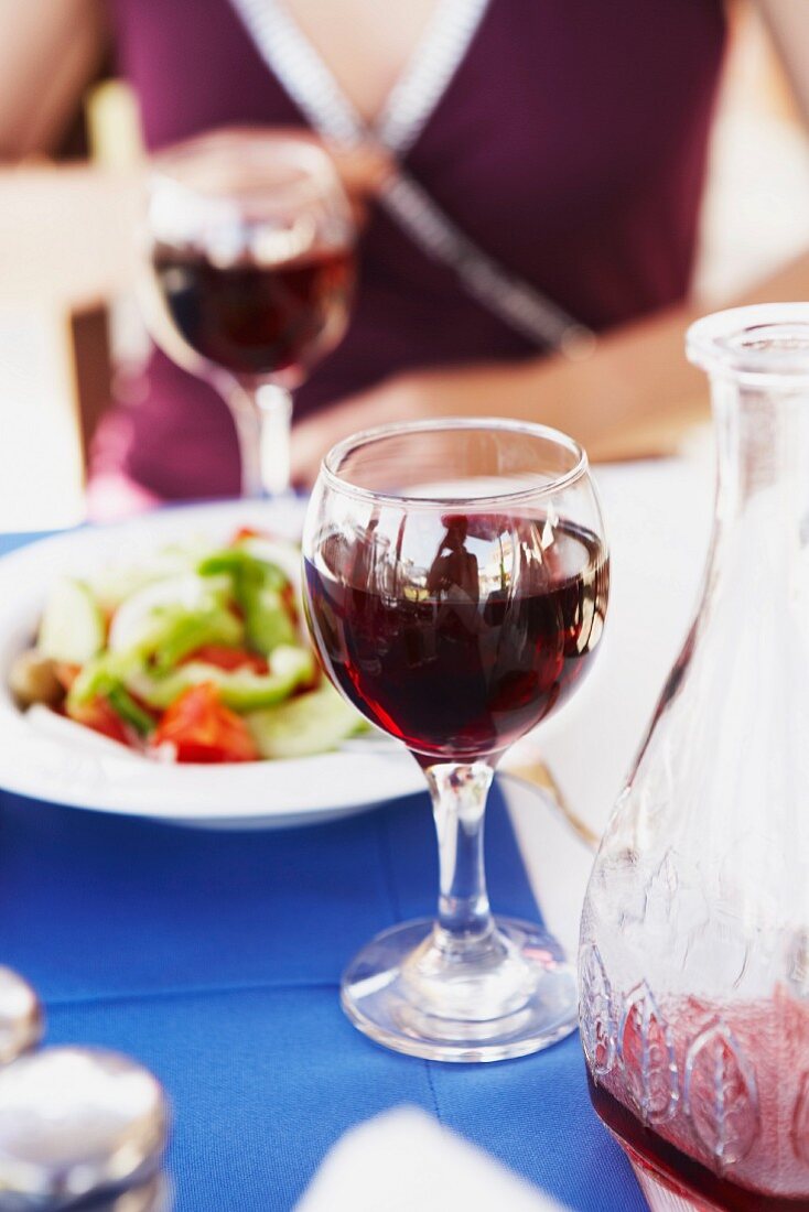 Rotwein und Salat