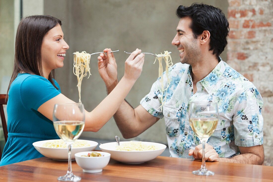 Paar füttert sich gegenseitig mit Spaghetti