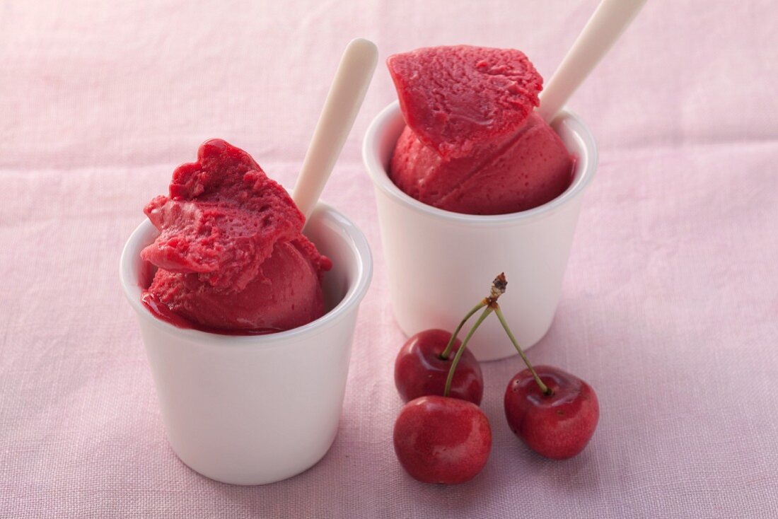 Kirschsorbet und frische Kirschen