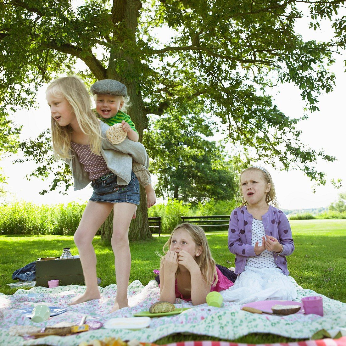 Kinder spielen beim Picknick
