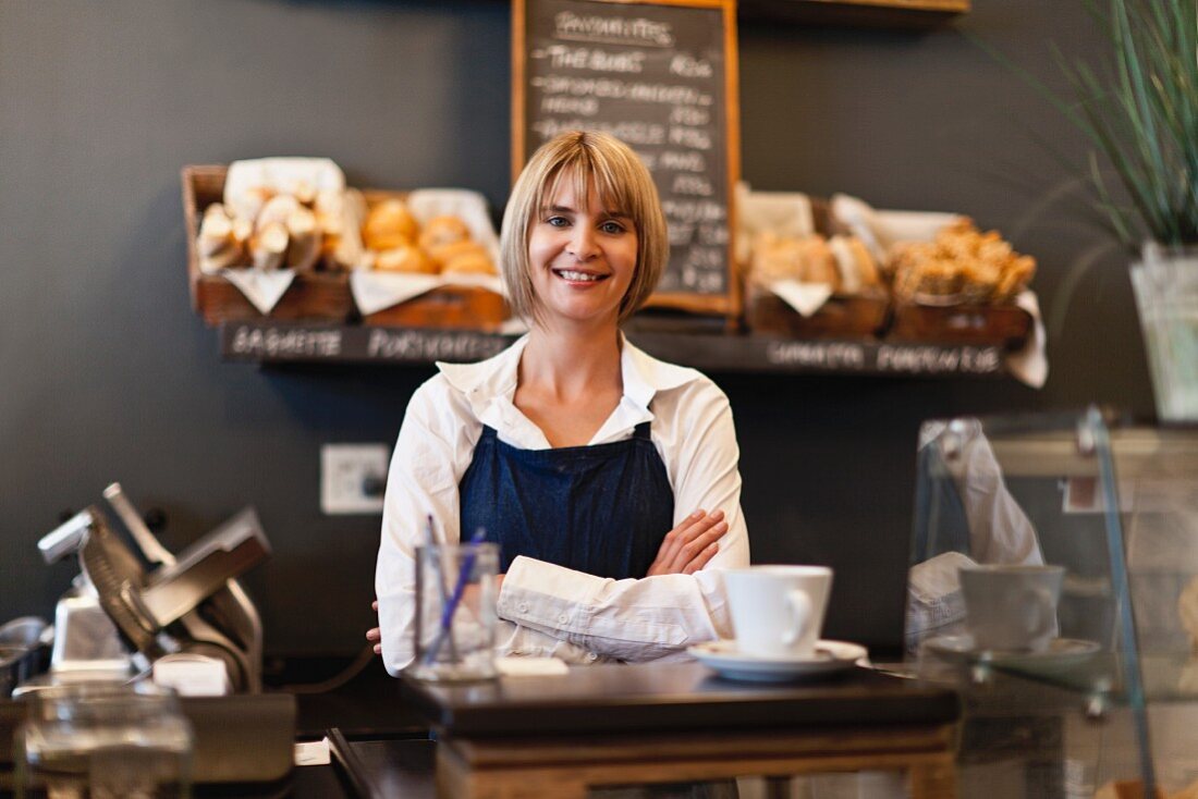 Lächelnde Frau arbeitet im Café
