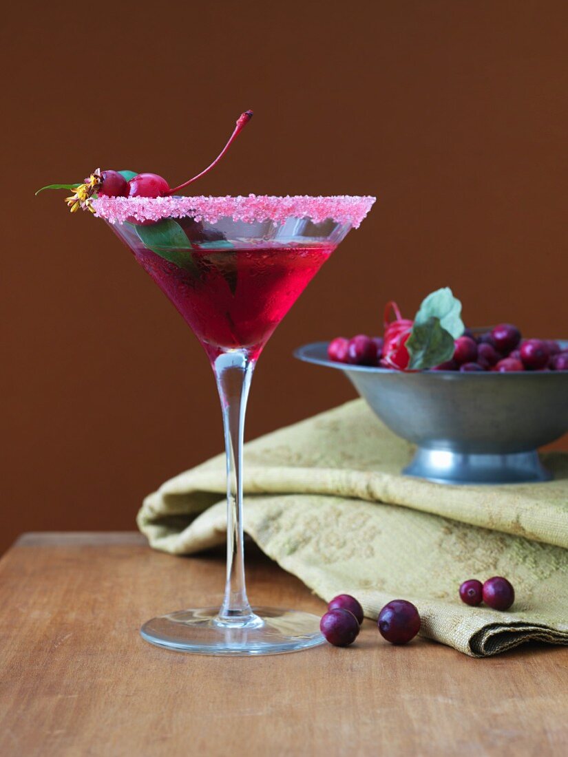 Cosmopolitan Cocktail mit Cranberries und Zuckerrand