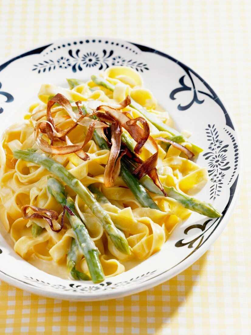 Tagliatelle with green asparagus and bacon