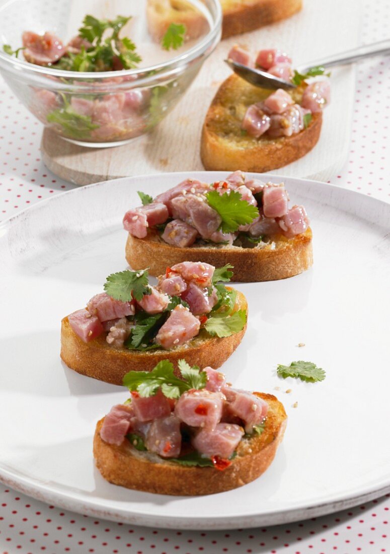 Crostini mit rohem Thunfischsalat