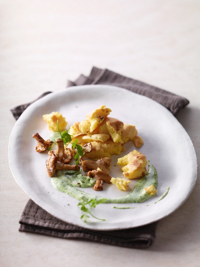 Potatoes with chanterelle mushrooms and parsely