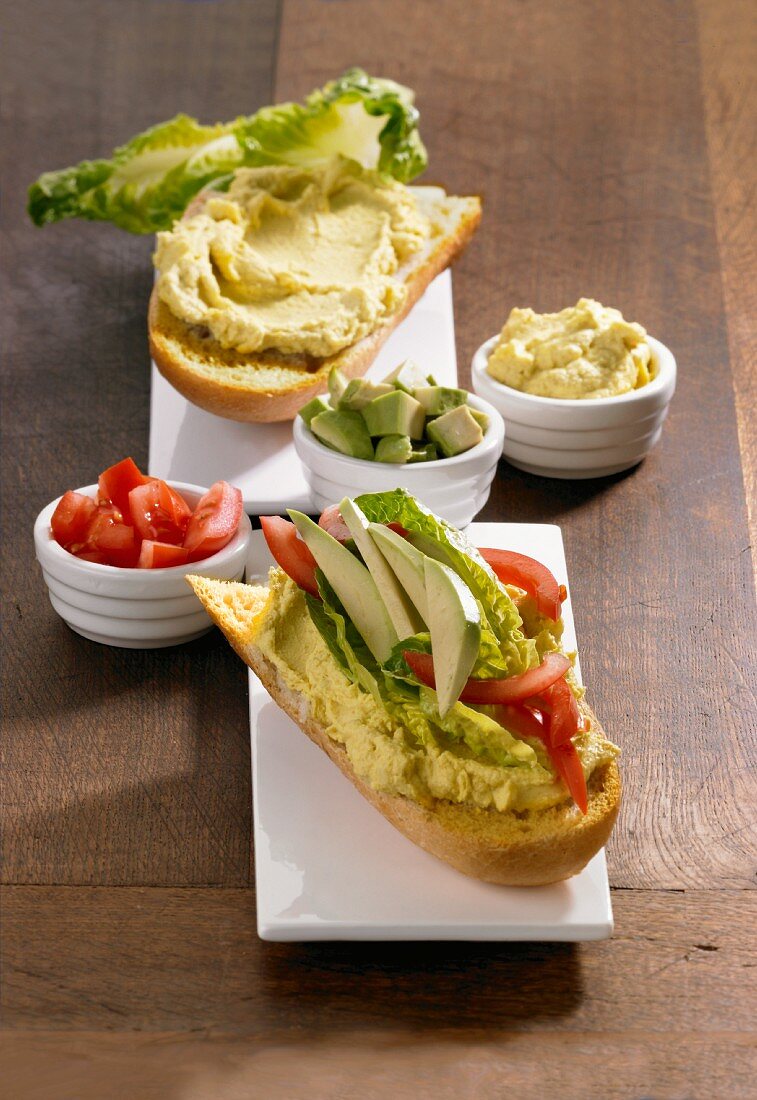 Sandwich mit Avocadocreme und Tomaten