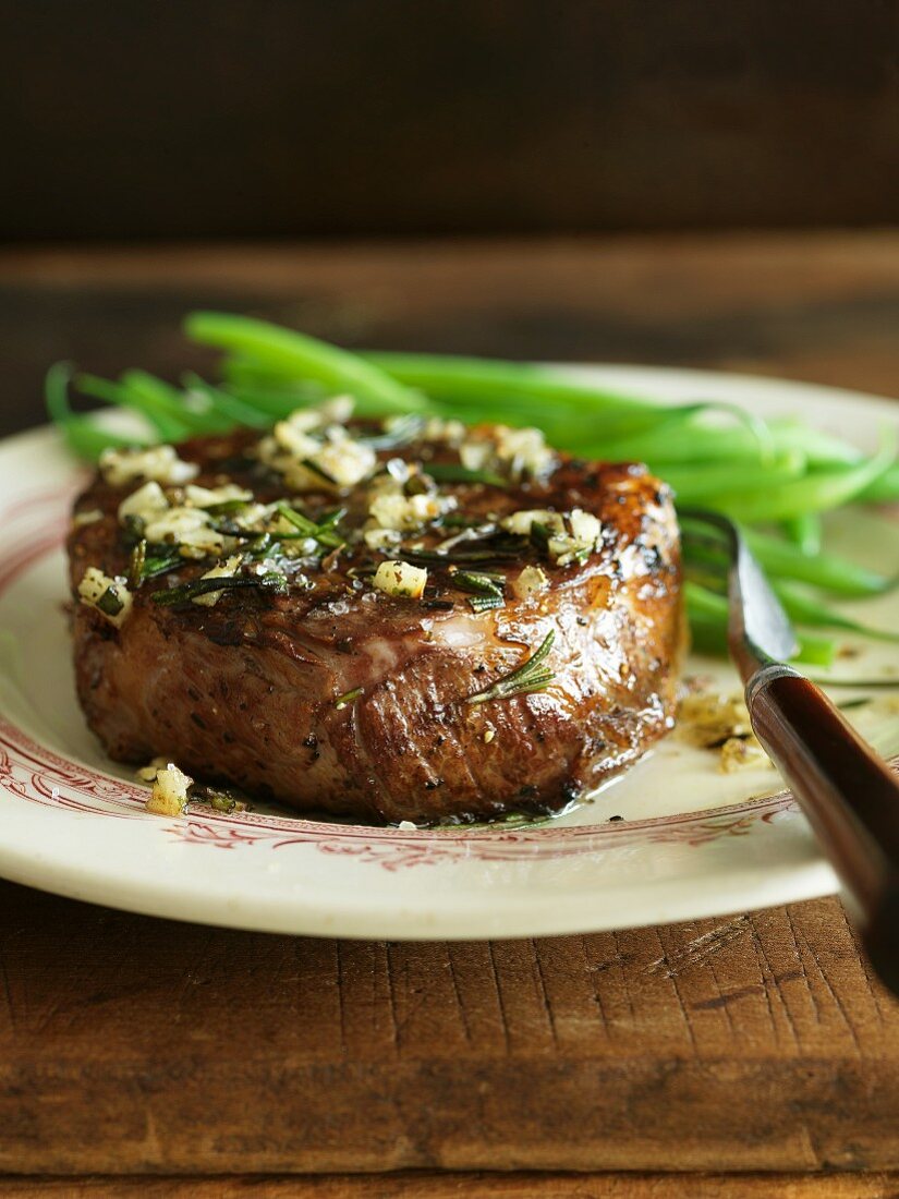 Knoblauch-Rosmarin-Steak mit grünen Bohnen