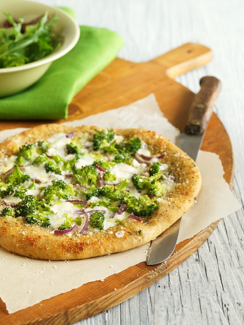 Pizza verde (Pizza mit Brokkoli und Zwiebeln, Italien)