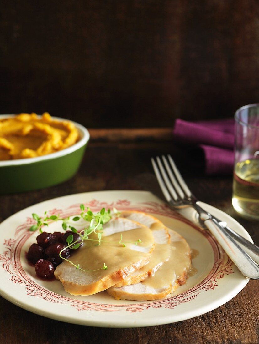 Putenbrustscheiben mit Braten-, Cranberrysauce und Süsskartoffelpüree