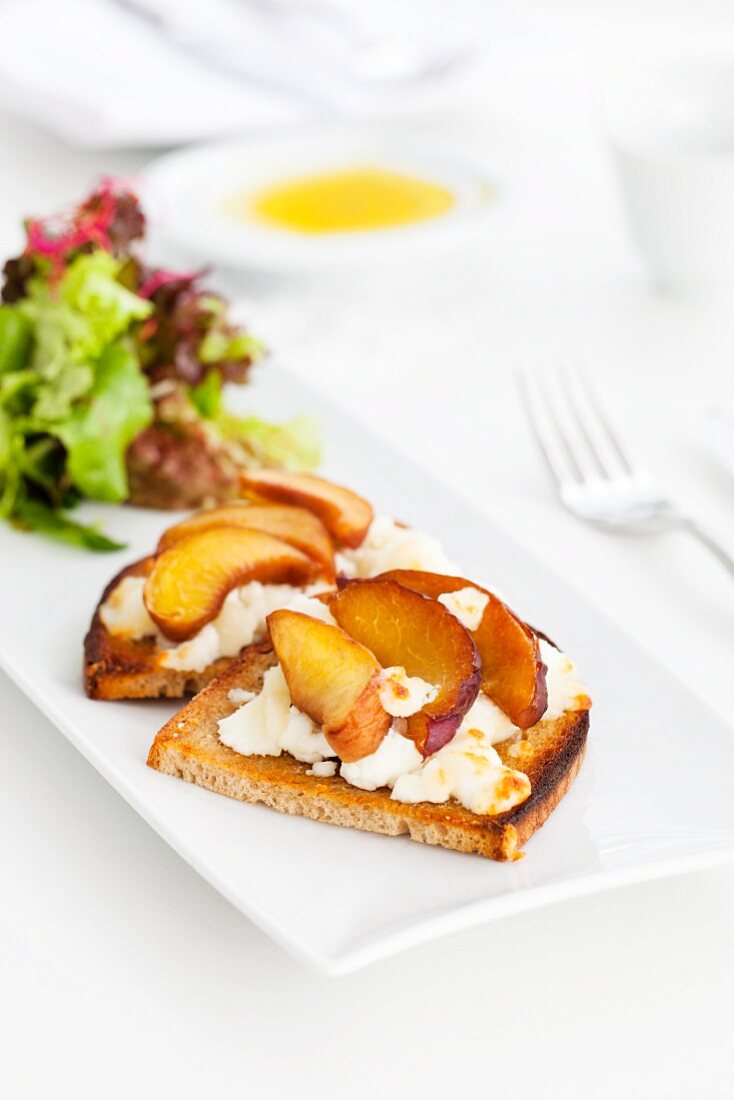 Graubrot mit Ziegenrohmilchkäse und überbackenen Pflaumen