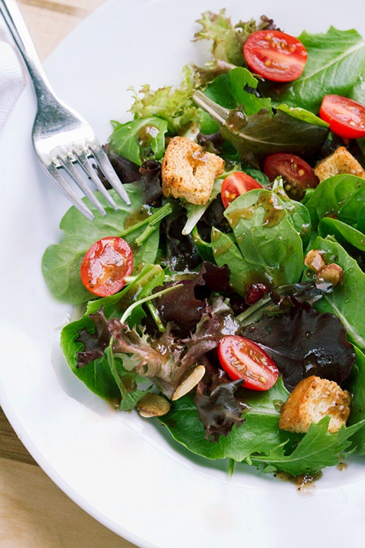 Spinach and Mixed Green Salad with Croutons and Tomatoes