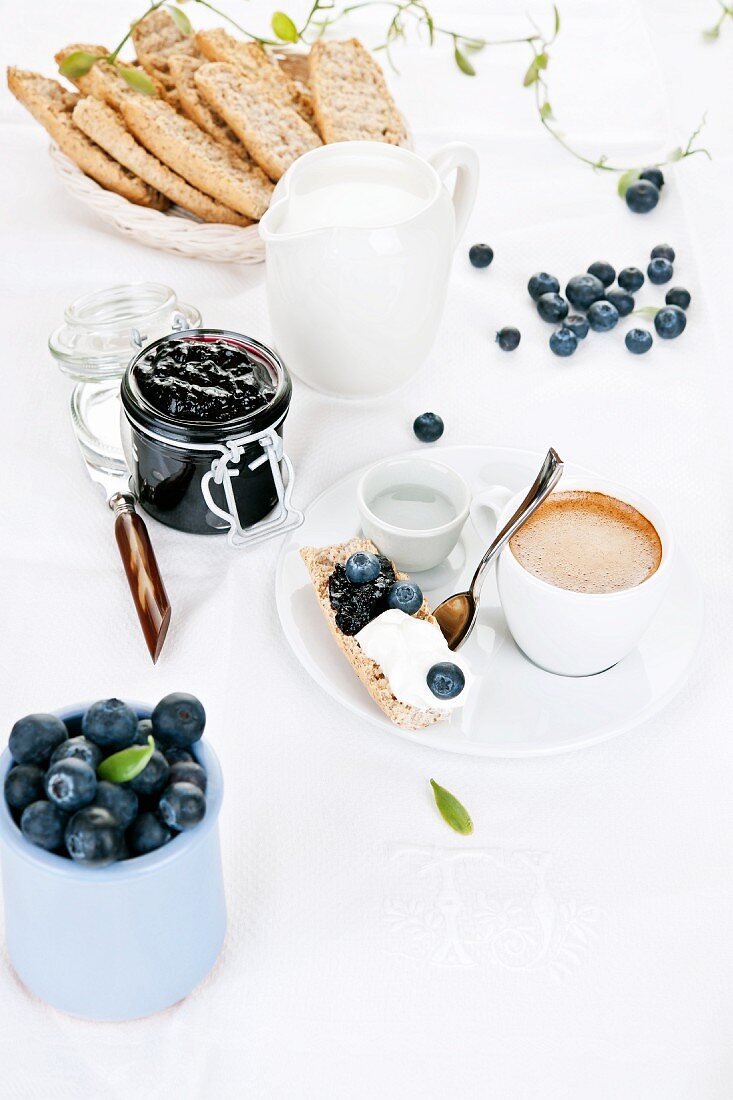 Crisp rolls with blueberry jam, quark cream and espresso