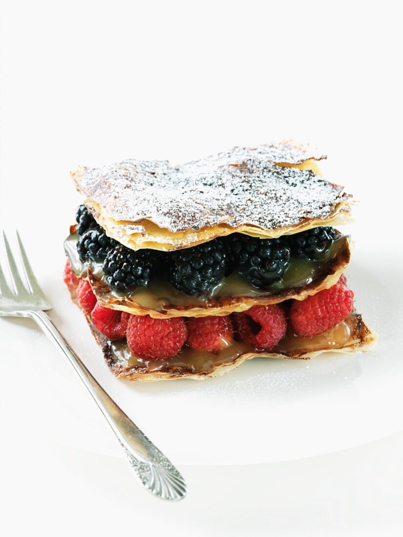 Beerenlasagne mit Himbeeren und Brombeeren