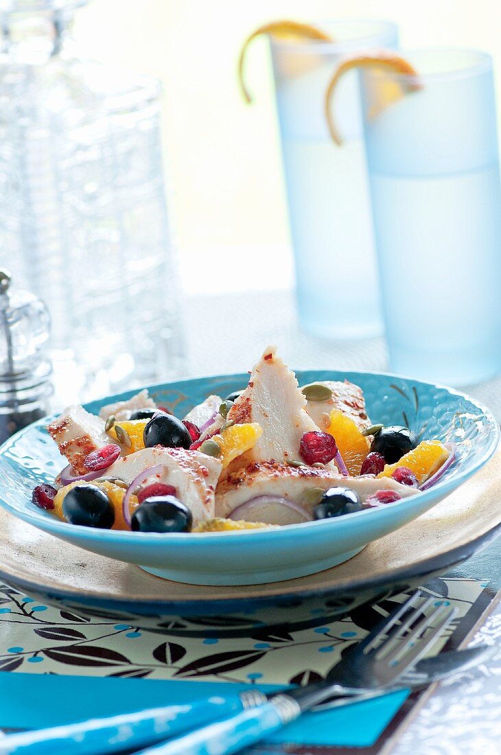 Hähnchensalat mit Orangenfilets schwarzen Oliven und getrockneten Cranberries