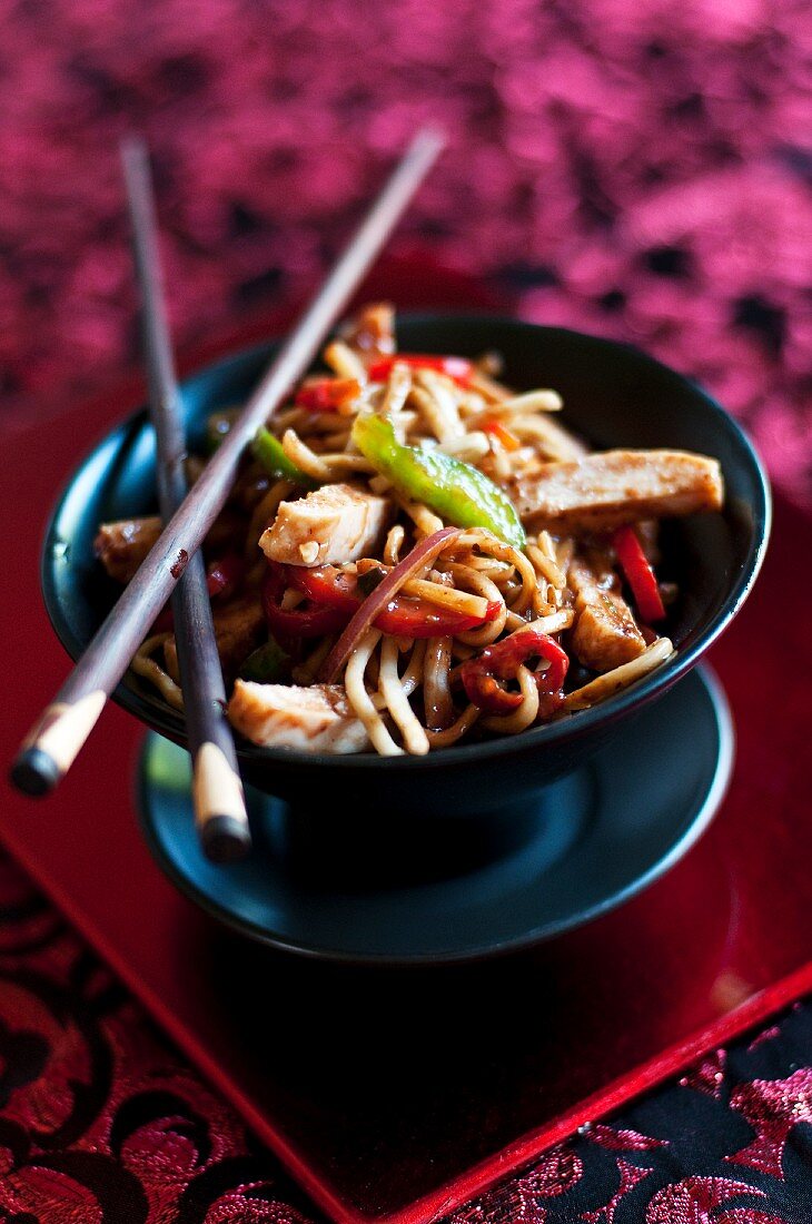 Chow mein (fried noodles with chicken and vegetables, China)