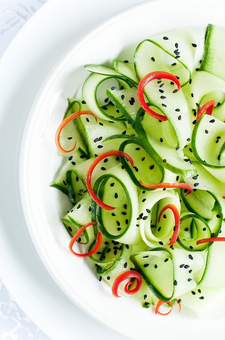 Gurkensalat mit schwarzen Sesamsamen und Chili