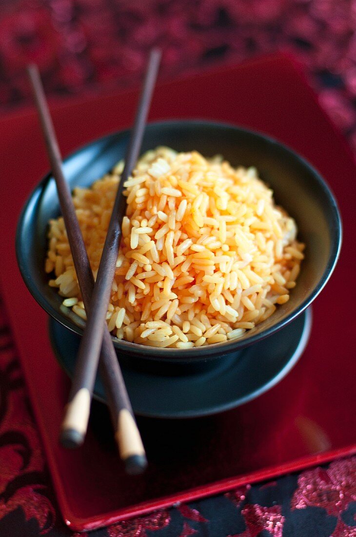 Kurkuma-Reis in einer Schale