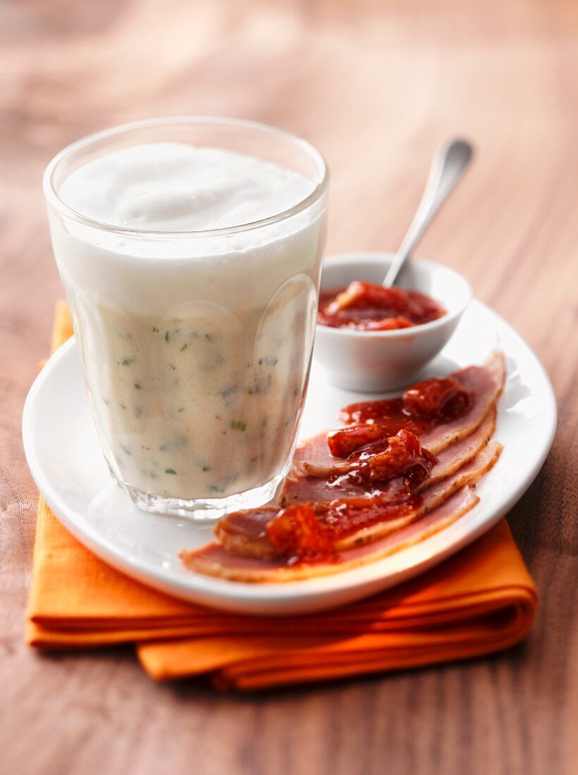 Schwarzwurzelcremesuppe mit Schäumchen im Glas; dazu geräucherte Entenbrust mit Feigenmarmelade