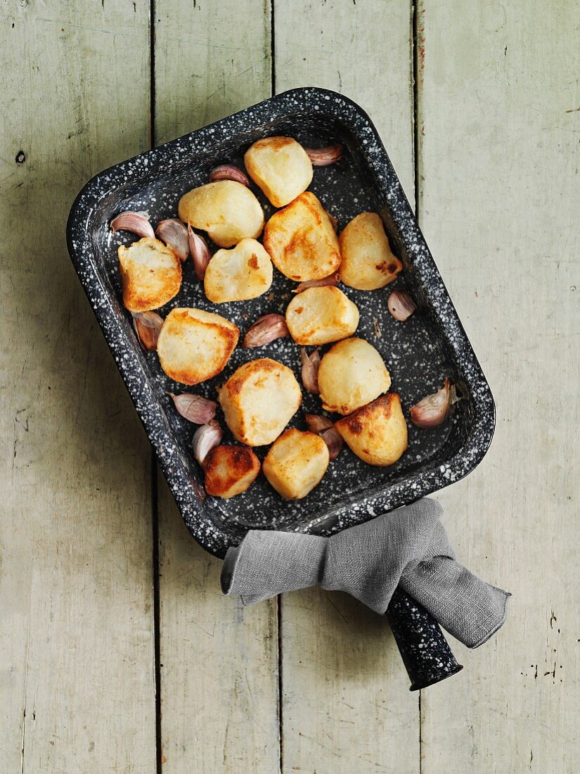 Roast potatoes with garlic