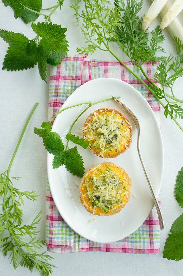 Spargel-Muffin mit Karottengrün und Zitronenmelisse