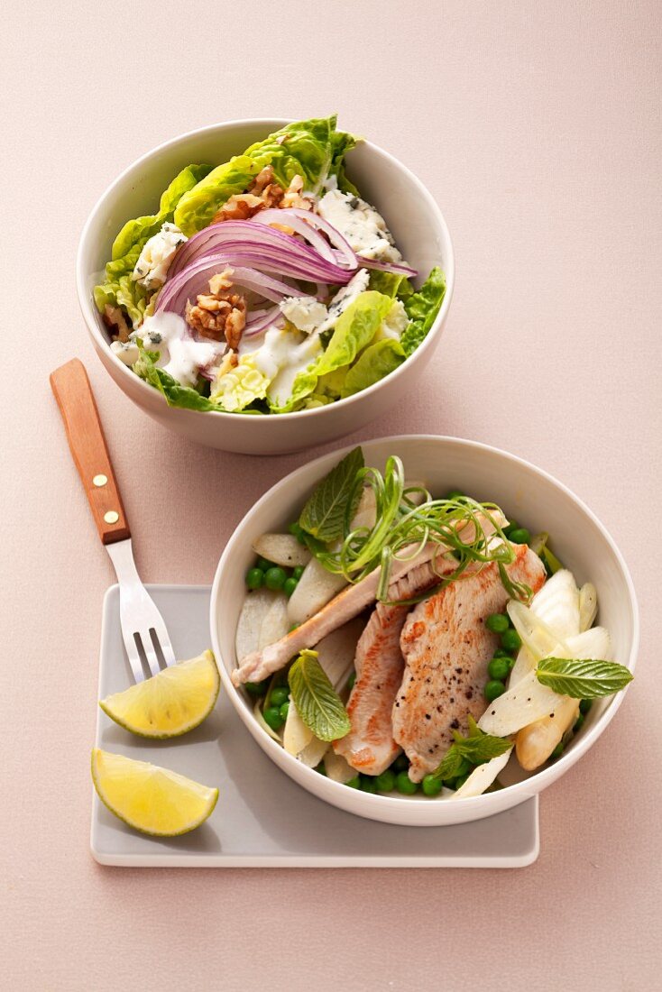 Romanasalat mit Zwiebeln und Roquefort & Putenschnitzel auf Spargel-Erbsen-Salat