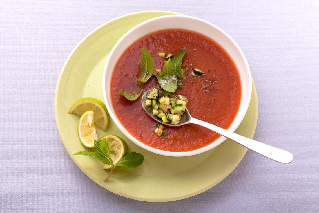 Gazpacho mit Zucchini und Limette