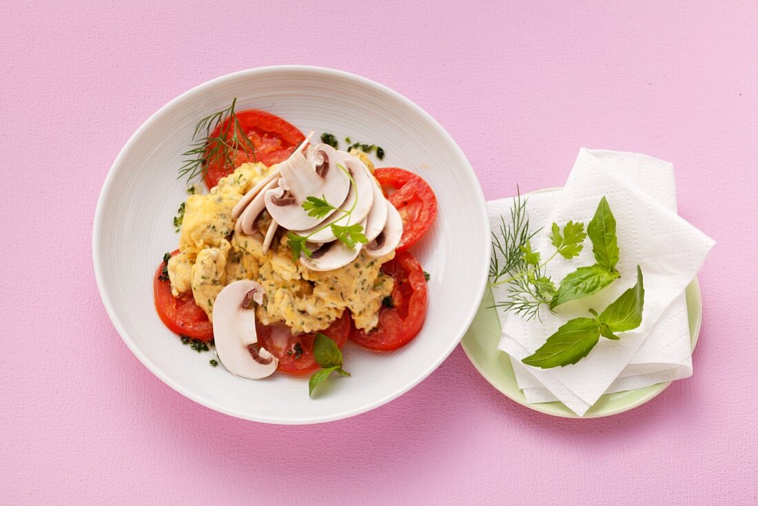 Rührei mit Kräutern und Champignons auf Tomaten