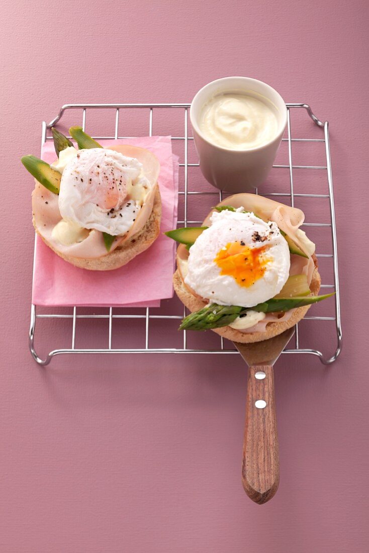 Poached eggs with turkey ham on toast