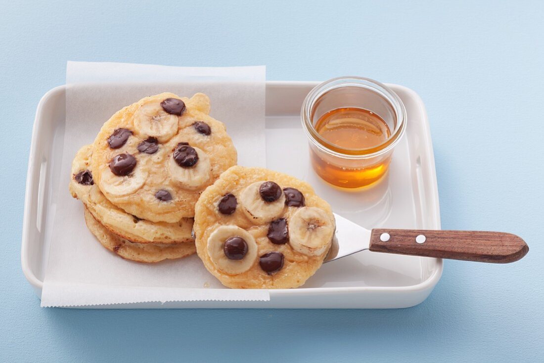 Bananen-Pancakes mit Chocolate Chips und Honig