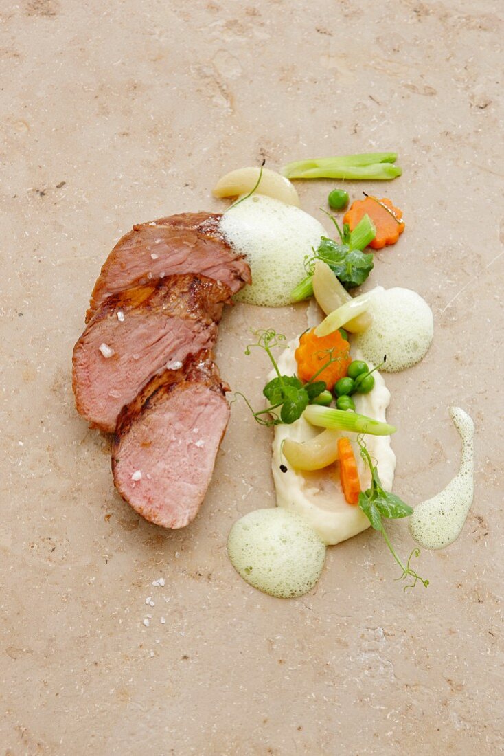 Lackiertes Schweinefilet mit Frühlingsgemüse und Petersilienschaum