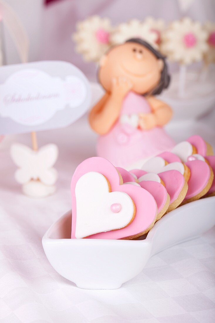 Herzförmige Butterkekse mit weisser und rosa Glasur