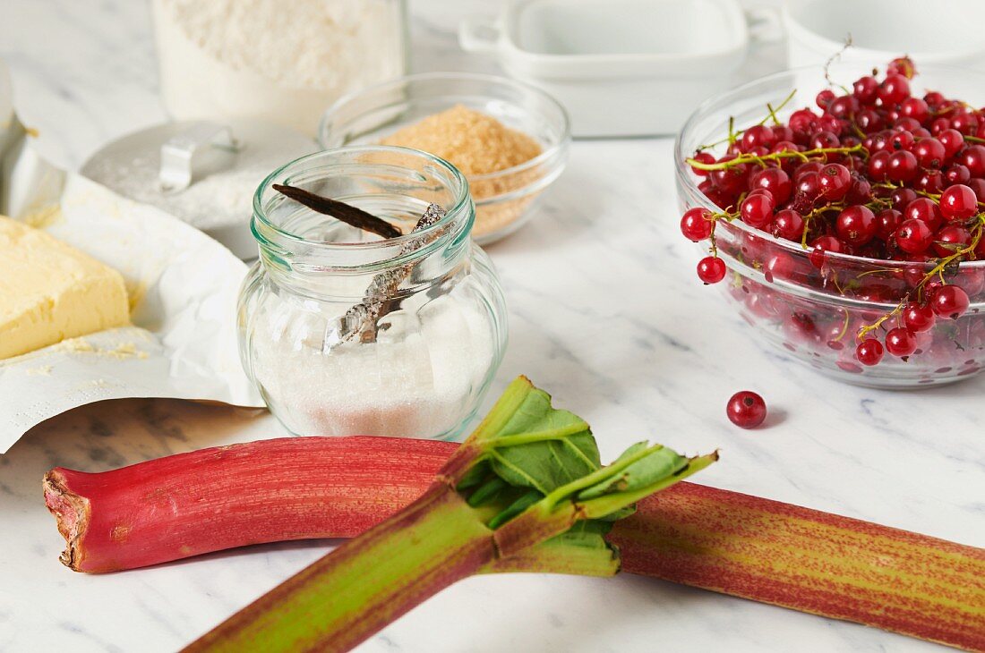 Zutaten für Rhabarber-Johannisbeer-Crumble