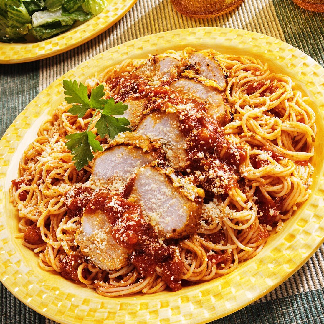 Spaghetti mit Hähnchenfleisch und Tomatensauce