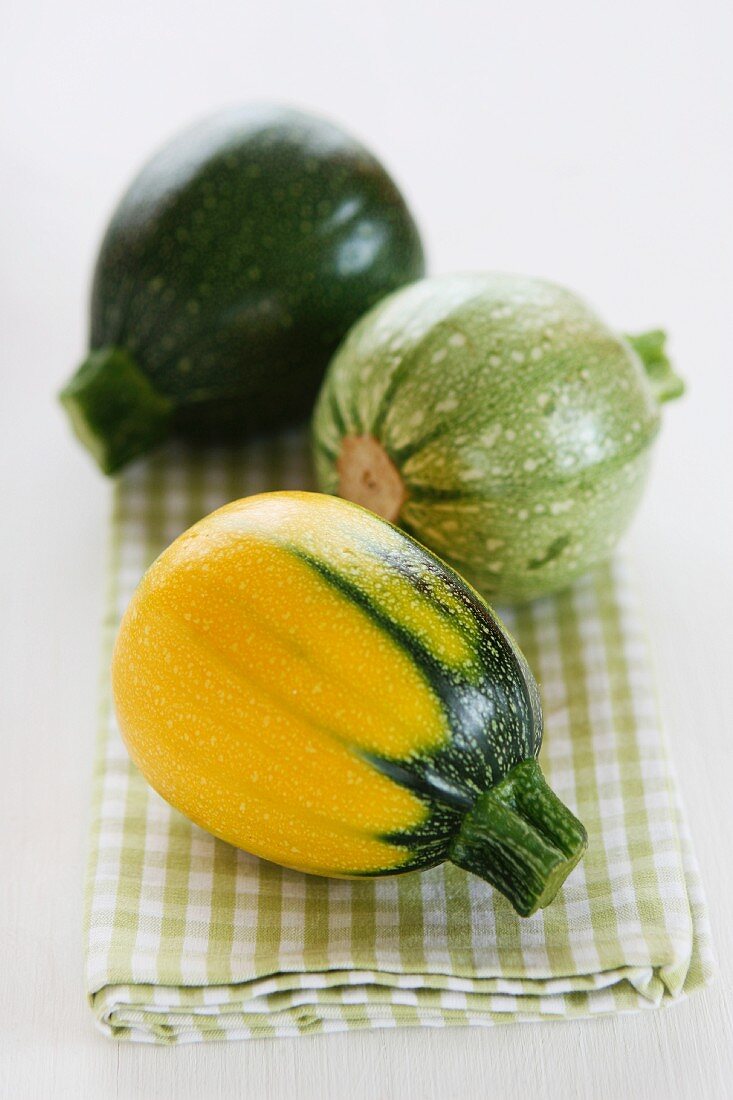 Mini-Zucchini in drei Farben auf einem Küchentuch