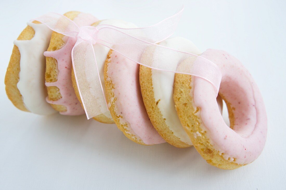 Doughnuts mit Zuckerguss (weiss und rosa) zum Verschenken
