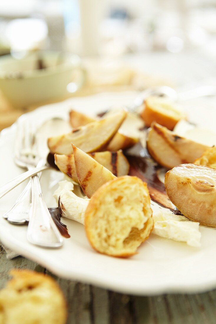 Grilled pears with chocolate sauce