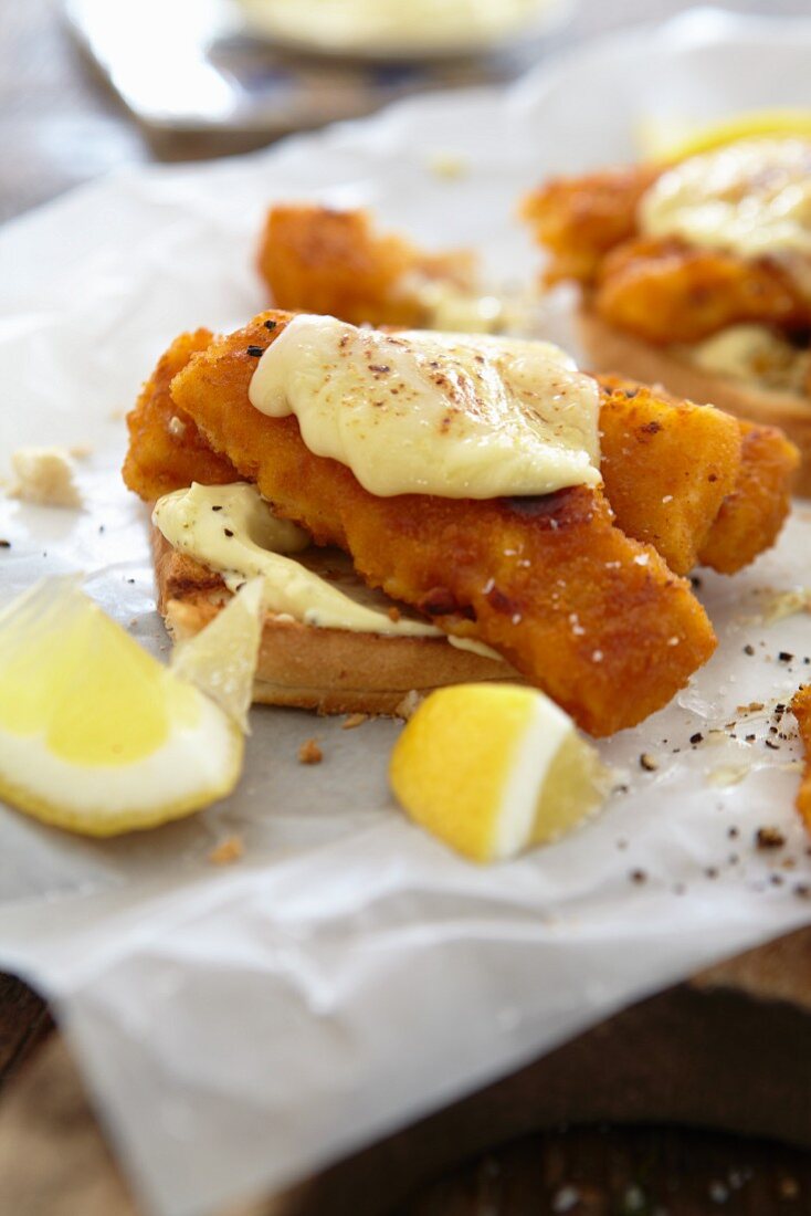 Fish fingers with sauce and lemon