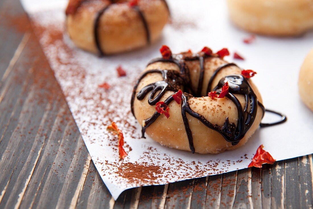 Gebackene Doughnuts mit Schokoglasur, Kakaopulver und Chili