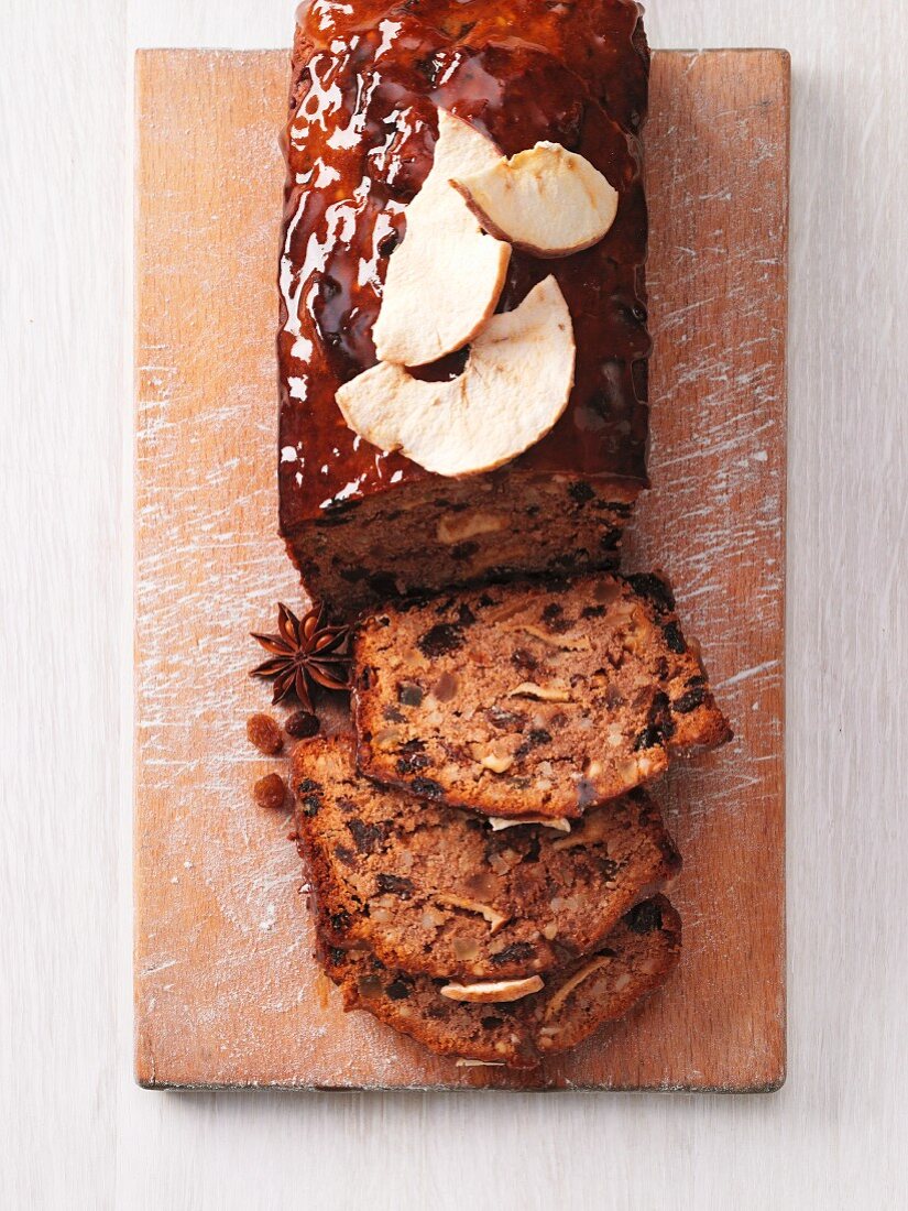 Honigkuchen mit Gewürzen, angeschnitten