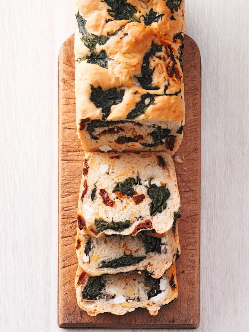 Spinach cake with dried tomatoes