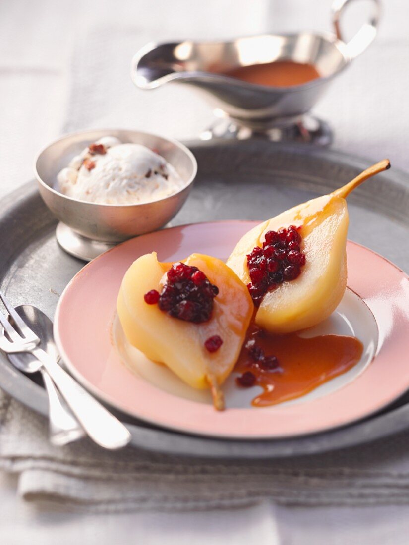 Birnen mit Preiselbeeren und Eiscreme