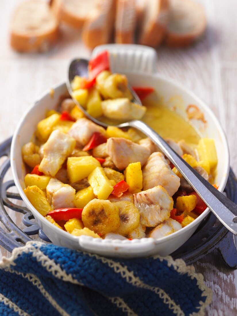 Fischcurry mit Ananas, Bananen und Paprika