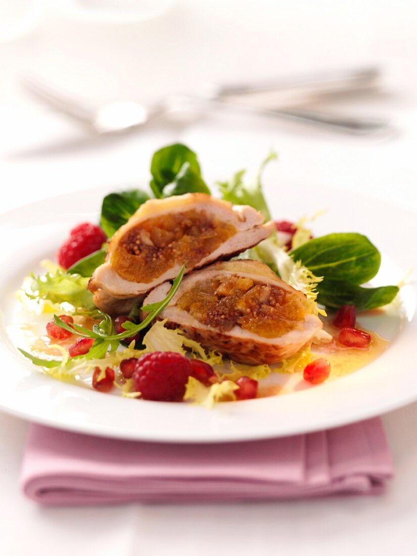 Perlhuhn mit Feigenfüllung auf fruchtigem Salat