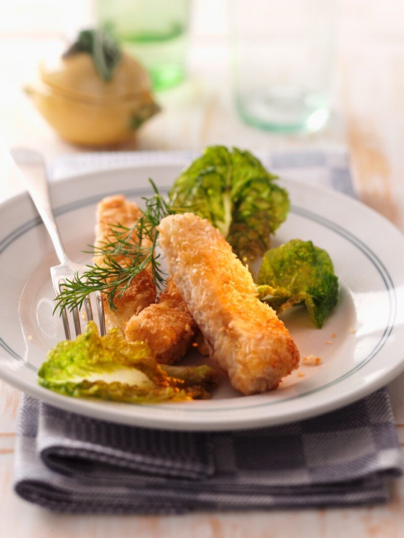 Fischstäbchen mit Dill und Blattsalat