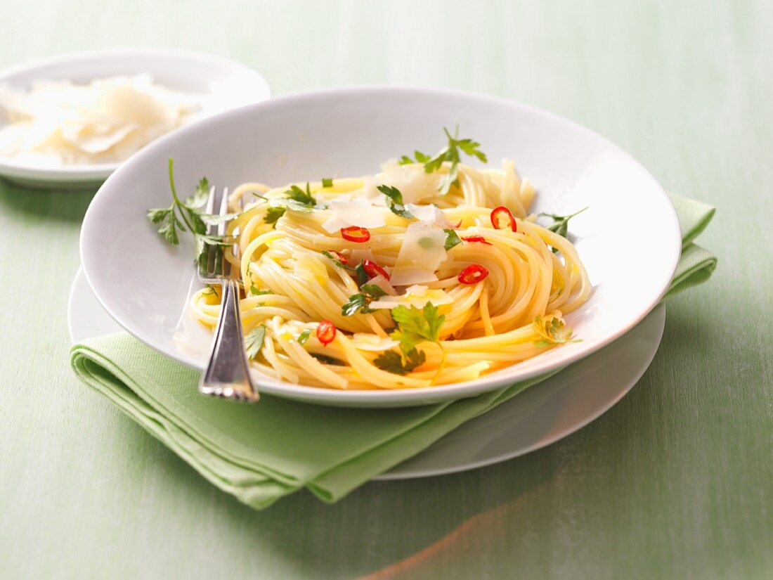 Spaghetti Aglio Olio mit Parmesan und Chiliringen