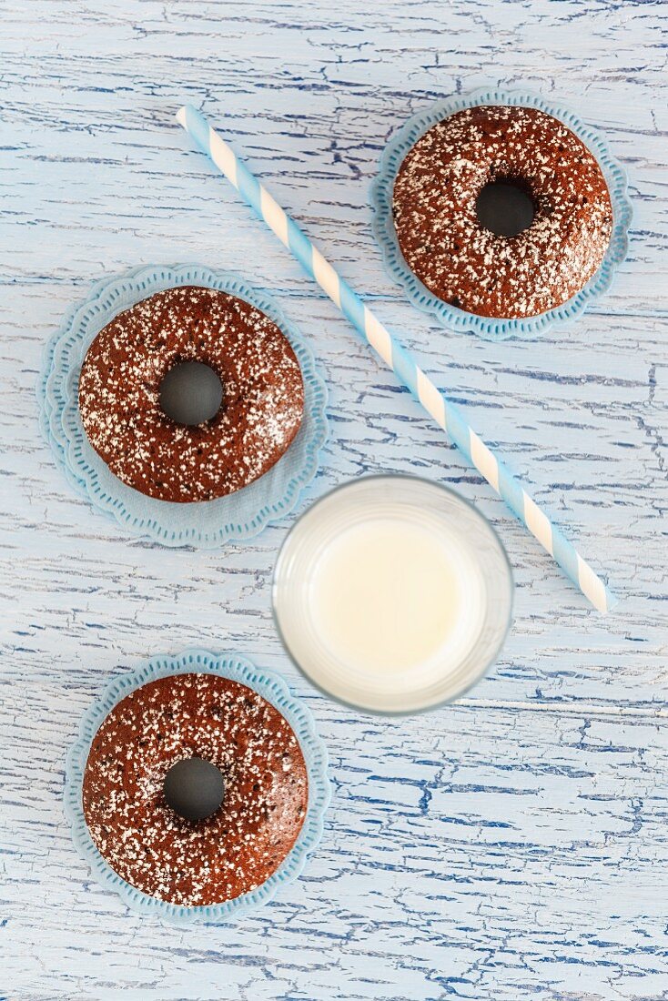 Gebackene Schokoladen-Doughnuts und ein Glas Milch