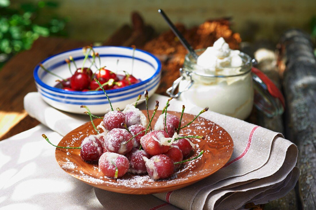 Baked cherries with cinnamon cream