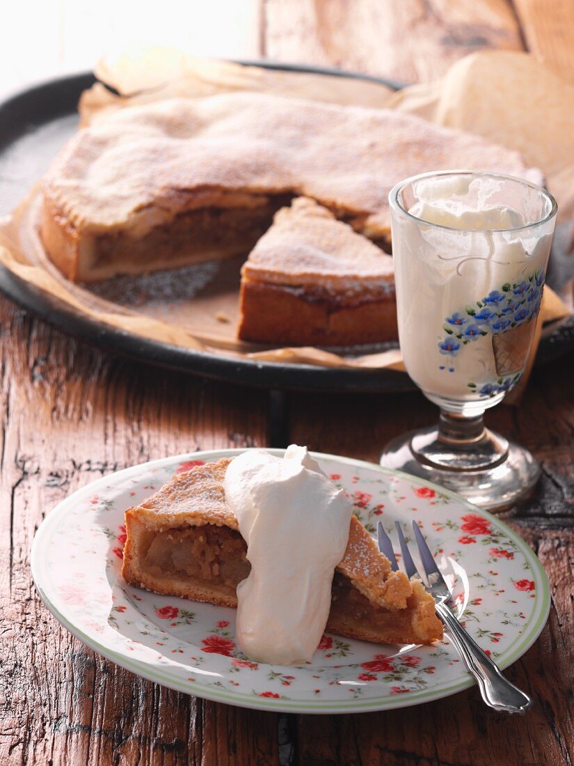 Gedeckter Apfelkuchen mit Schlagsahne