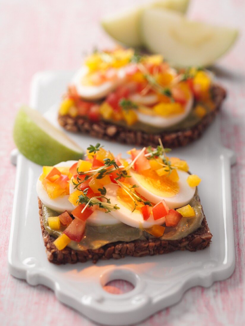Pumpernickel with egg and diced pepper