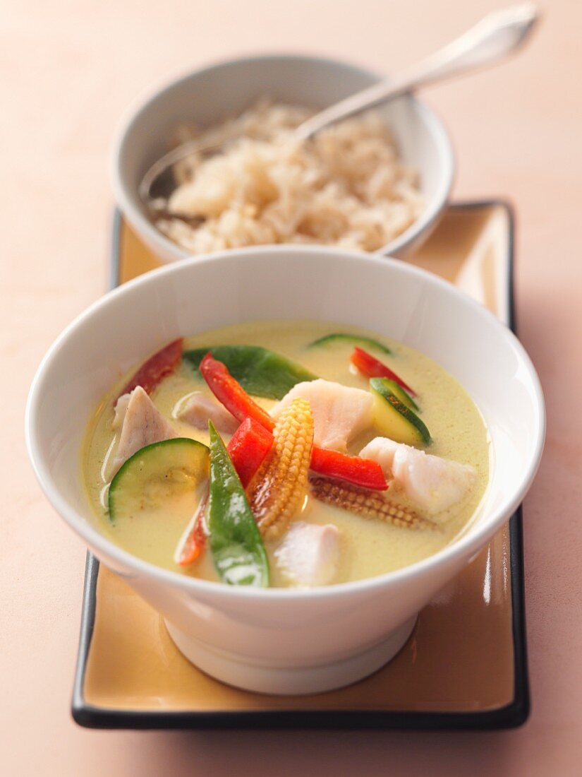 Fischcurry mit Gemüse und Maiskölbchen (Asien)